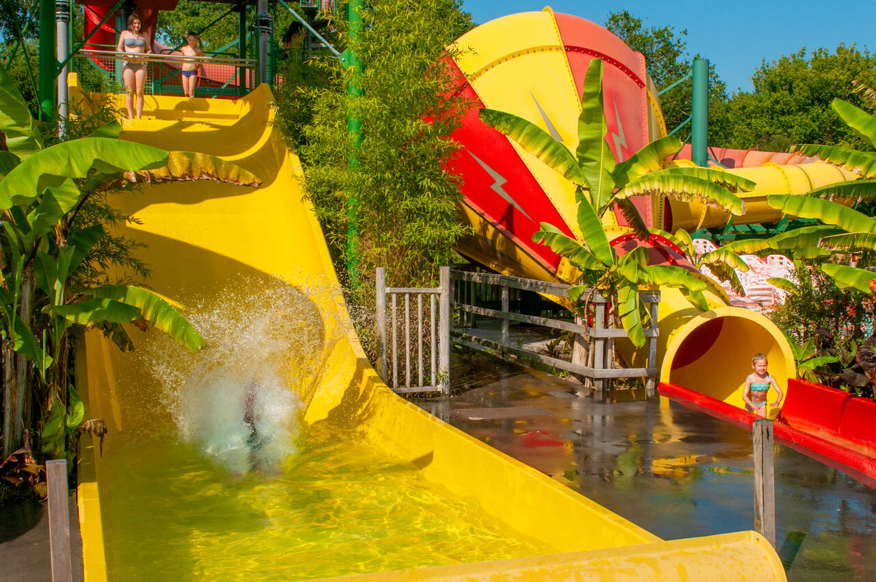 Giant water slides and fun pool at CAPFUN Paillotte campsite in AZUR (40).