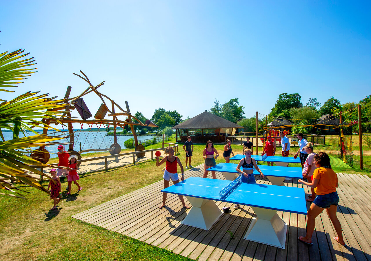 Outdoor table tennis at CAPFUN Paillotte campsite in AZUR (40).