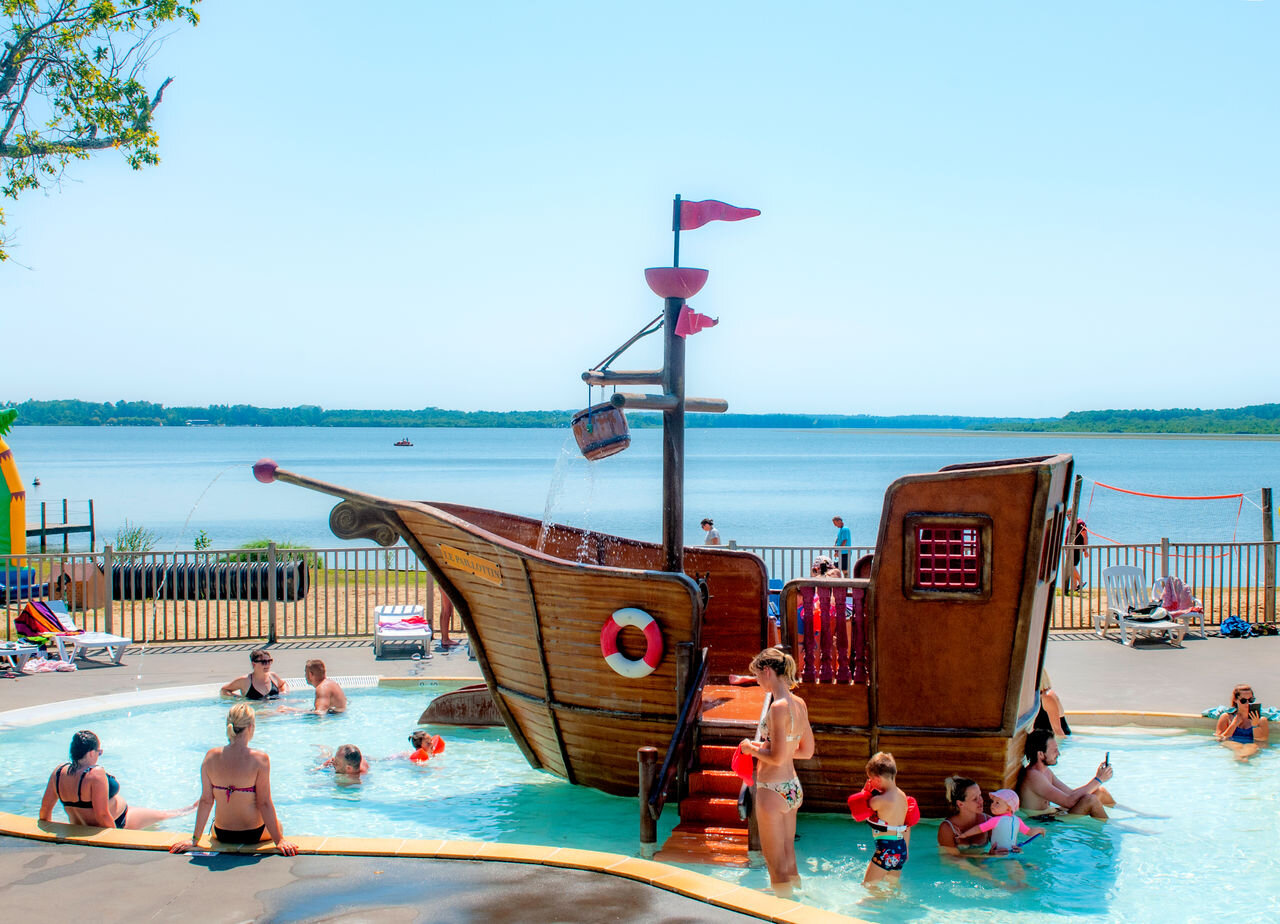 Pirate ship and fun children's pool at CAPFUN Paillotte campsite in AZUR (40).