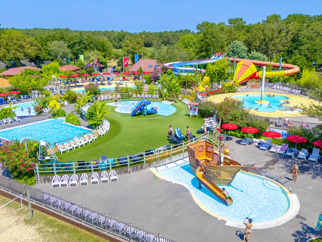 Swimming pools, water slides, aquatic games at CAPFUN Paillotte campsite in AZUR (40).