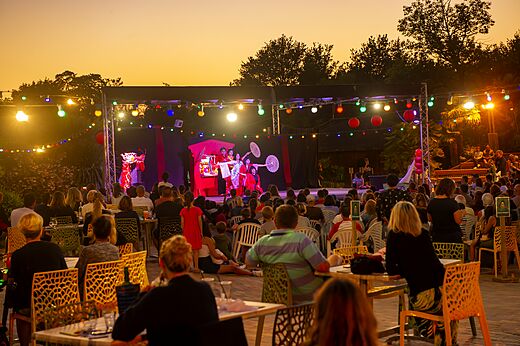 Evening show with dancers and audience at CAPFUN Paillotte campsite in AZUR (40).
