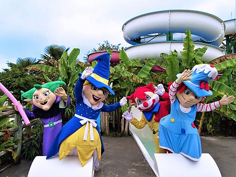 Mascots and water slides at CAPFUN Paillotte campsite in AZUR (40).