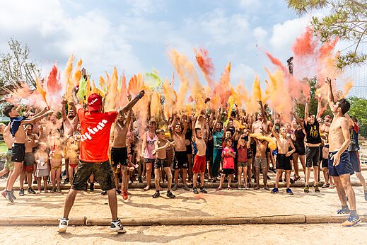 Colorful animation with powder throwing by holidaymakers at CAPFUN Paillotte campsite in AZUR (40).