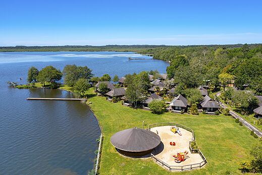 Aerial view campsite, Mobile homes, playground, lake. CAPFUN Paillotte AZUR (40).