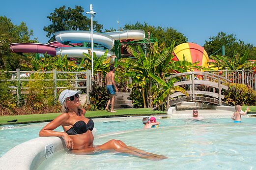 Outdoor swimming pool with water slides and water games at CAPFUN Paillotte campsite in AZUR (40).