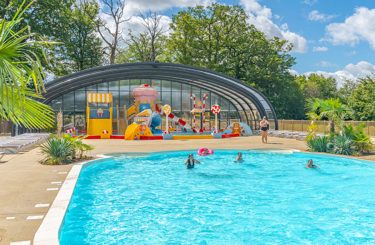 Outdoor pool, covered aquatic play area at CAPFUN Palais de Gaufrette campsite (57).