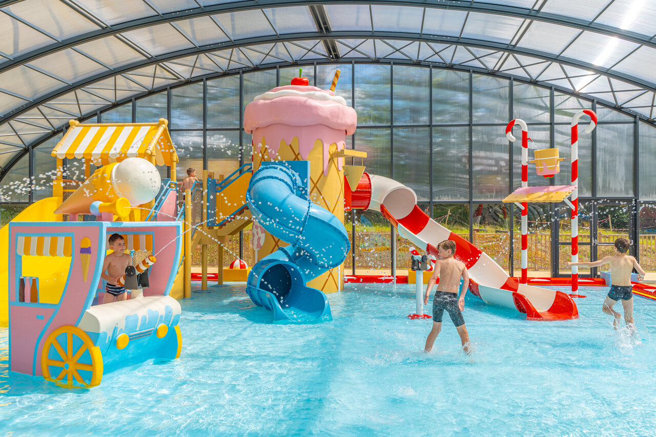 Indoor pool with waterslides and water games at CAPFUN Palais de Gaufrette campsite in R�mering les Puttelange (57).