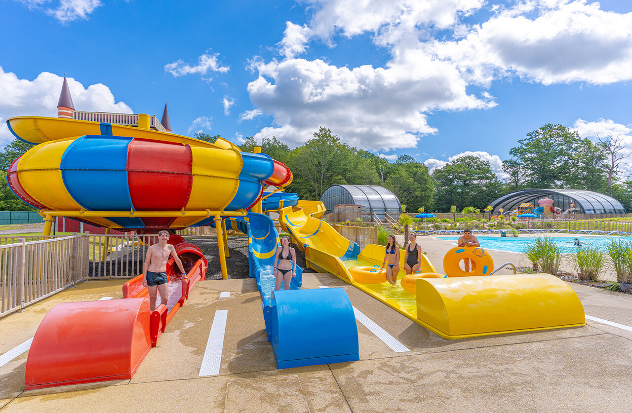 Water slides, outdoor swimming pool at CAPFUN Palais de Gaufrette campsite in R�mering les Puttelange (57).