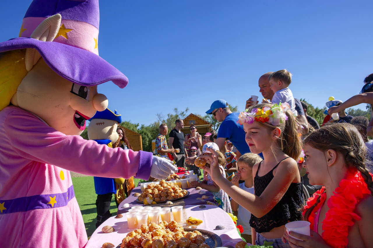 Mascot animation, children and waffles at CAPFUN Palais de Gaufrette campsite in R�mering les Puttelange (57).