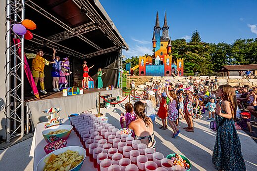 Children's animation show with play castle at CAPFUN Palombi�re campsite in SAINT-NATHALENE (24).