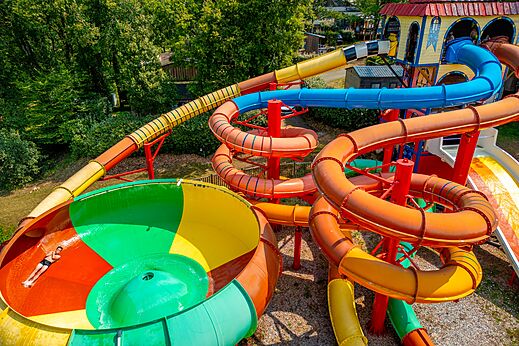 Giant water slides and water bowl at CAPFUN Palombi�re campsite SAINT-NATHALENE (24).