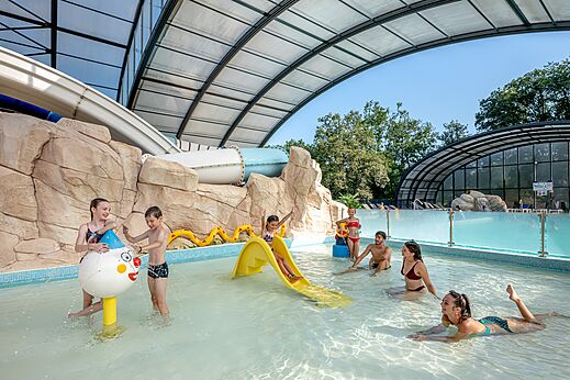 Indoor swimming pool, slides and water games at CAPFUN Palombi�re campsite in SAINT-NATHALENE (24).