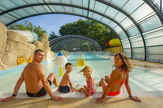 Covered pool, slides, family at CAPFUN Palombi�re campsite SAINT-NATHALENE (24).