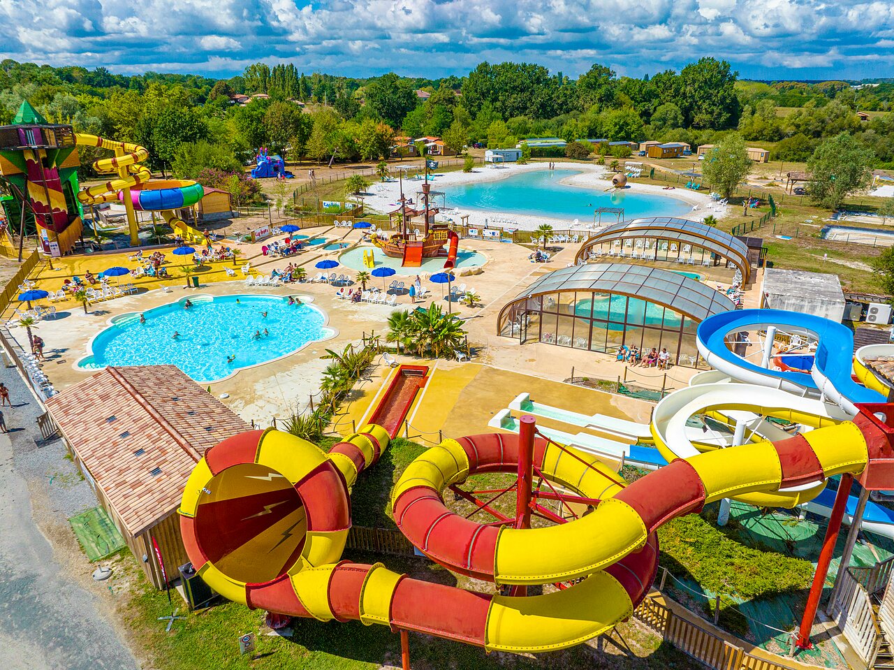 Water slides, pools and lagoon at CAPFUN Paradis de Bazas campsite (33).