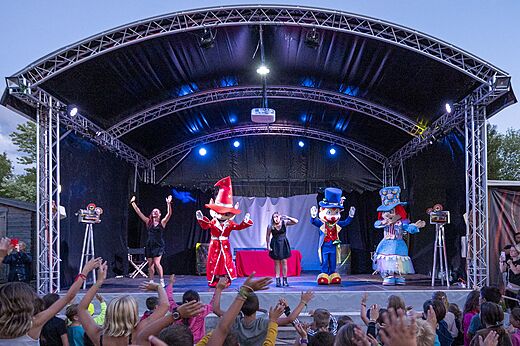 Animation show with mascots and artists on stage at CAPFUN Paradis de Bazas in BAZAS (33).