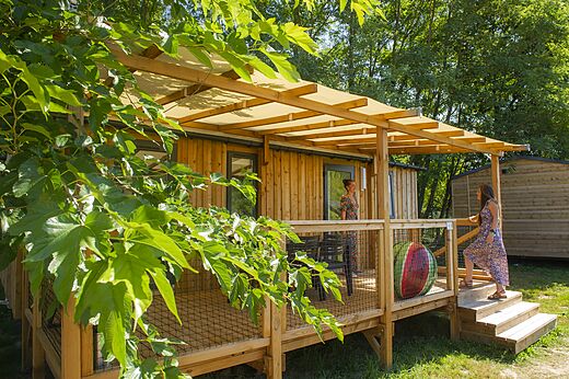 Wooden Mobil-home with terrace at CAPFUN Paradis de Bazas campsite in BAZAS.