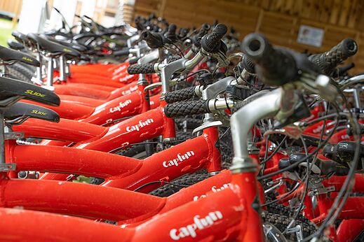 Red bicycles for rent at CAPFUN Paradis de Bazas campsite in BAZAS (33).