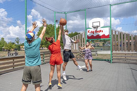 Basketball on the multisport court at CAPFUN Paradis de Bazas campsite (33).