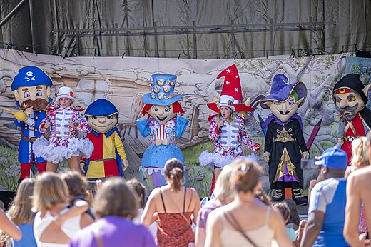 Animation show with mascots and entertainers at CAPFUN Paradis de Bazas campsite (33).