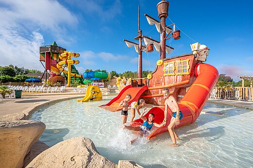 Water slides, pirate ship and children at CAPFUN Paradis de Bazas campsite in BAZAS (33).
