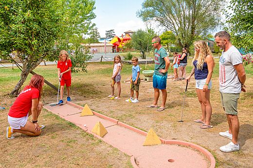 Family mini-golf at CAPFUN Paradis de Bazas campsite in BAZAS (33).