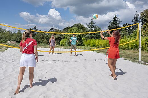 Beach-volley at the campsite CAPFUN Paradis de Bazas in BAZAS (33).