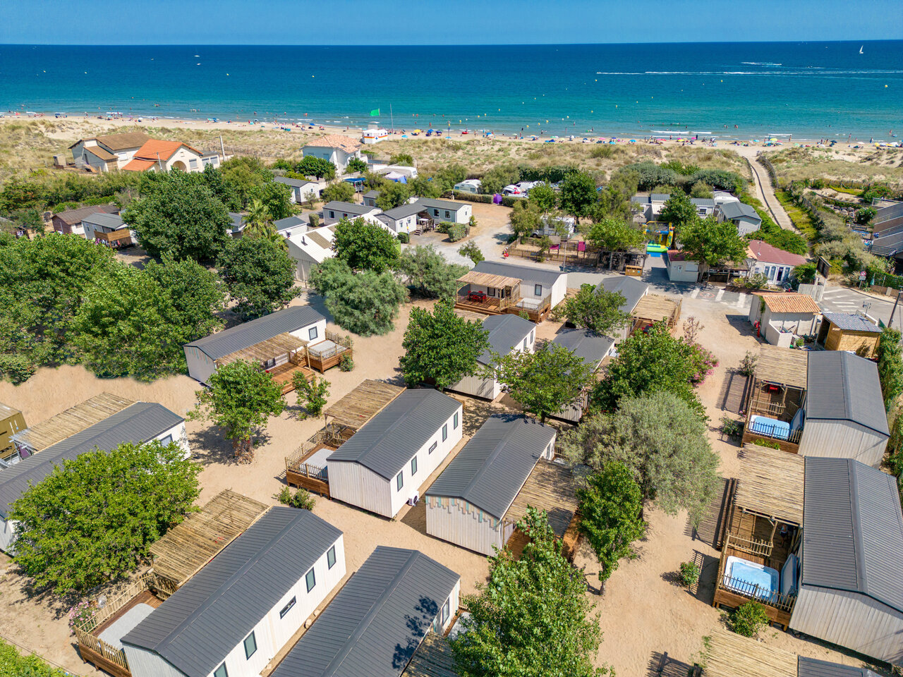 Mobile homes with jacuzzis, beach and sea, CLICOCHIC Paradou campsite Marseillan-Plage (34).
