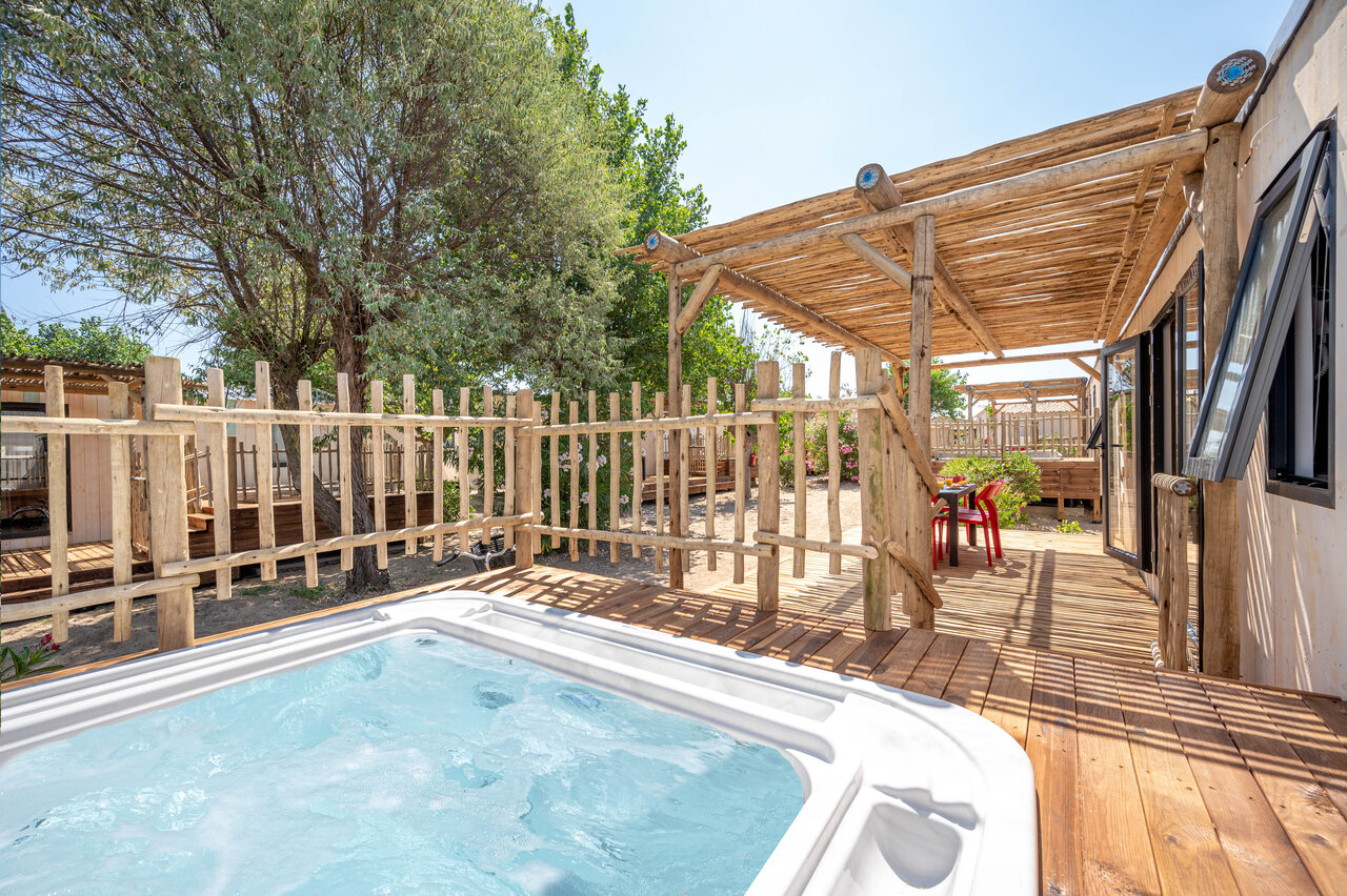 Private jacuzzi and wooden deck of a Mobil-home at CLICOCHIC Paradou.