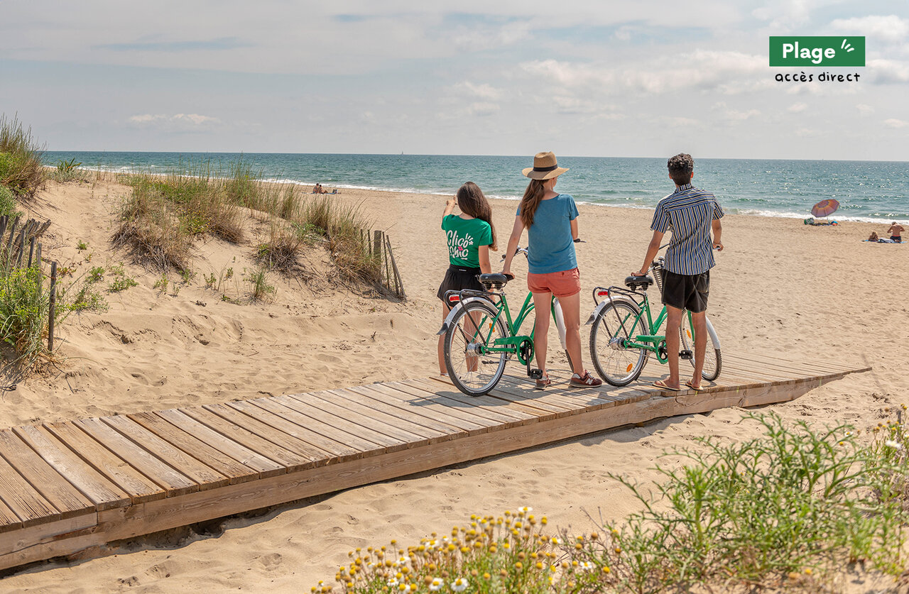Direct access sandy beach with bicycles at CLICOCHIC Paradou campsite in Marseillan-Plage (34).