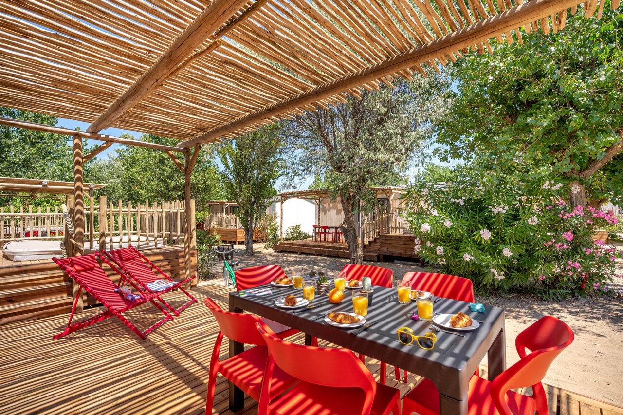 Mobile home terrace with jacuzzi and breakfast at CLICOCHIC Paradou campsite in Marseillan-Plage (34).