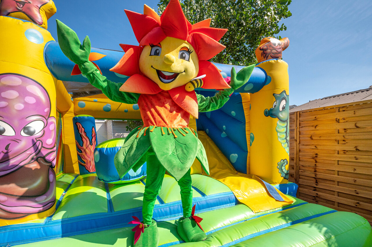 Mascot and inflatable water structure for children at CLICOCHIC Paradou campsite in Marseillan-Plage (34).