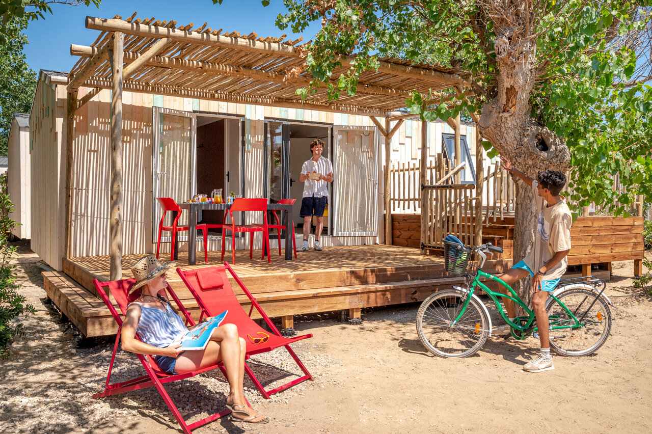 Modern Mobil-home, shaded terrace, family at camping CLICOCHIC Paradou in Marseillan-Plage.