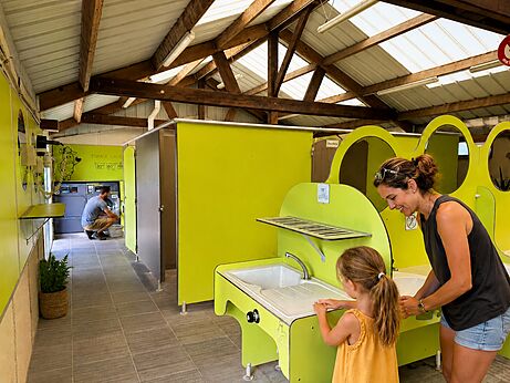Modern laundry area and sanitary facilities at CLICOCHIC Paradou campsite.
