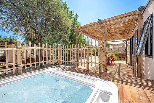 Private jacuzzi on Mobil-home terrace at camping CLICOCHIC Paradou, Marseillan-Plage (34).