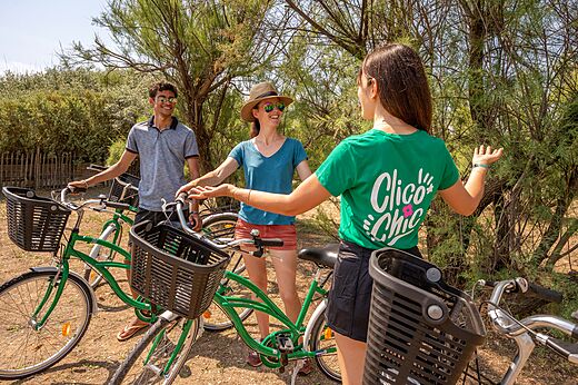 Rental bicycles for adults in natural setting at CLICOCHIC Paradou campsite in Marseillan-Plage (34).