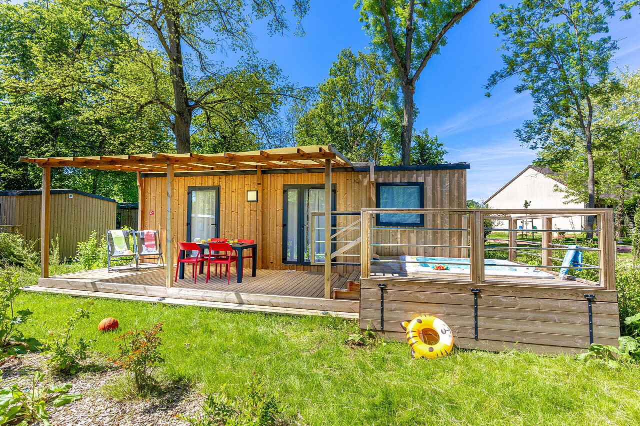 Modern mobile home with terrace, private jacuzzi at CAPFUN Parc de Paris campsite in Villevaud� (77).