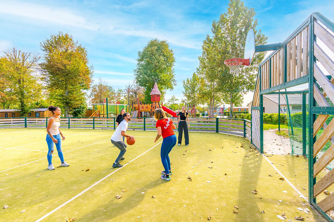 Basketball on multisport court at CAPFUN Parc de Paris campsite in Villevaud� (77).
