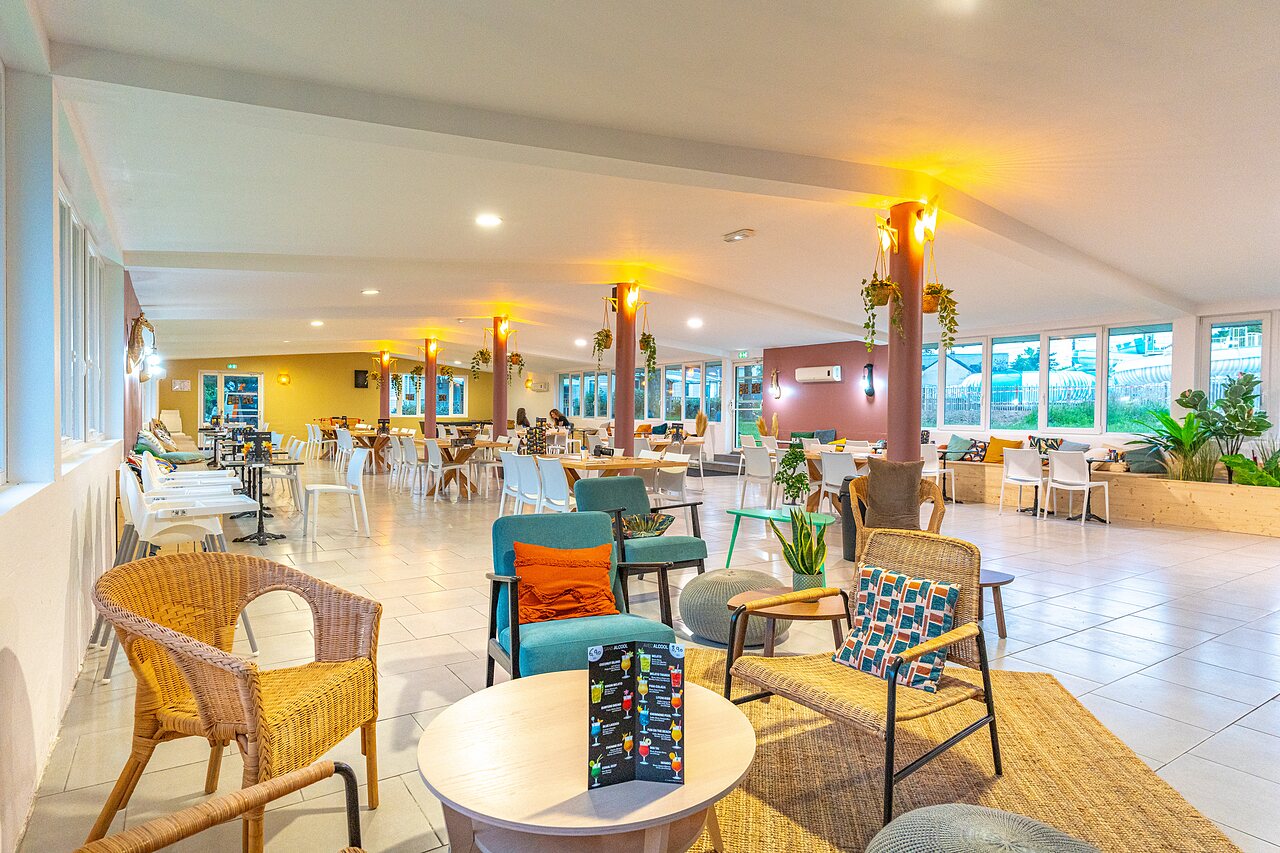 Modern restaurant and bar, comfortable seating, at CAPFUN Parc de Paris campsite (77).