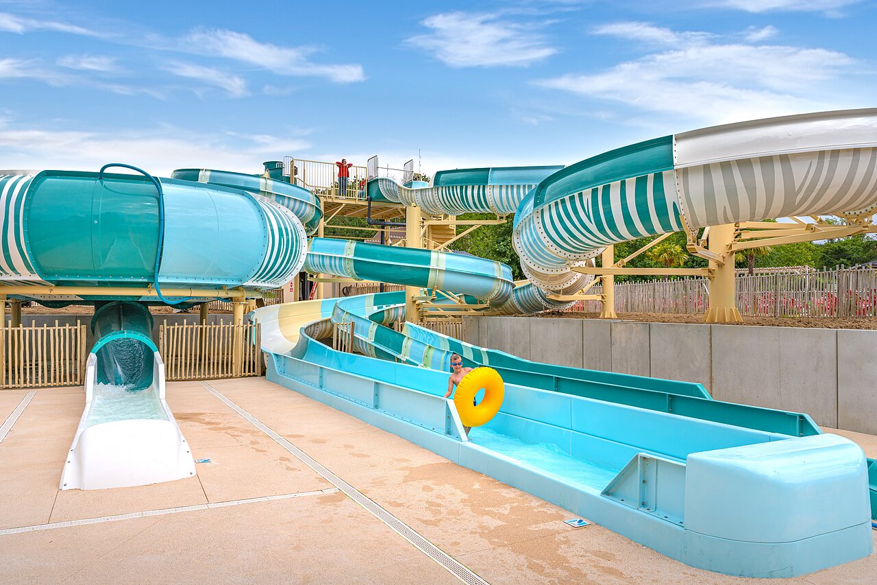 Giant water slides and water games at CAPFUN Parc de Paris campsite, Villevaud� (77).
