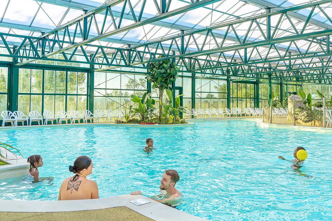 Heated indoor swimming pool for families at CAPFUN Parc de Paris, Villevaud� (77).