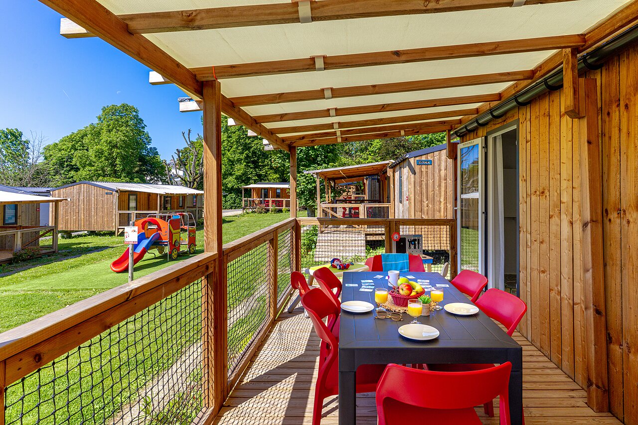 Mobile home terrace, dining table, children's games, CAPFUN Parc de Paris (77).