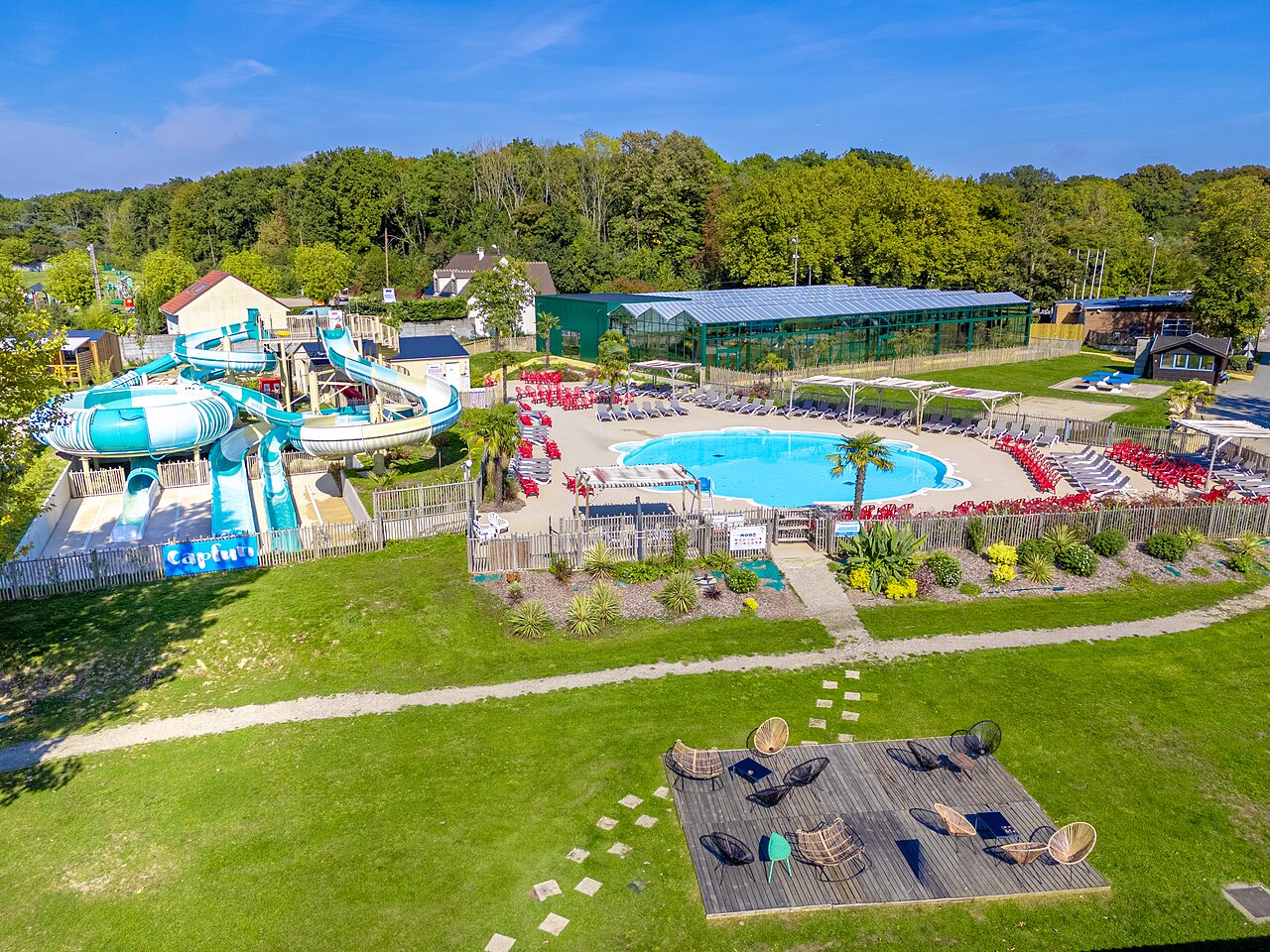 Outdoor pool, water slides and solarium at CAPFUN Parc de Paris campsite Villevaud� (77).