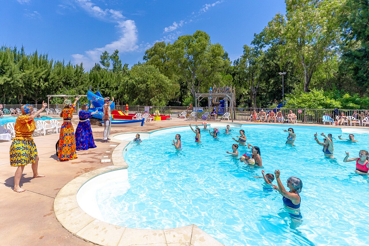 Water animation and outdoor pool at CAPFUN Parc et Plage campsite in Hy�res.