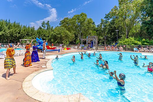 Water animation and outdoor pool at CAPFUN Parc et Plage campsite in Hy�res.