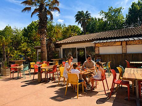 Outdoor restaurant, family at CAPFUN Paris Roussillon in ARGELES SUR MER (66).