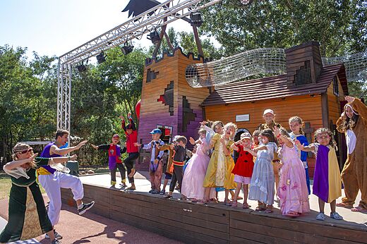 Children's entertainment, costumes, stage at CAPFUN Paris Roussillon in ARGELES SUR MER.