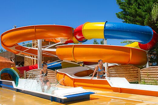 Colorful water slides with splashes at CAPFUN Paris Roussillon campsite in ARGELES SUR MER (66).