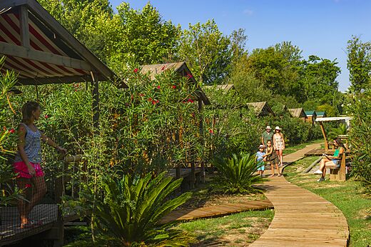 Wooden accommodations at CAPFUN Paris Roussillon campsite in ARGELES SUR MER (66).