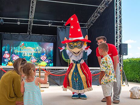 Capfun mascot and children during an animation at CAPFUN Pergola campsite in Marigny (39).