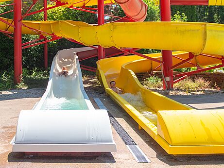 Water slides with children at CAPFUN Pergola campsite in Marigny (39).
